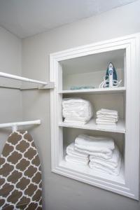 罗切斯特3BR Home with In-Unit Laundry, Parking, Sound Bar的架子上带白色毛巾的衣柜