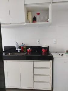 UbáApartamento luxo no centro的白色的厨房设有水槽和台面