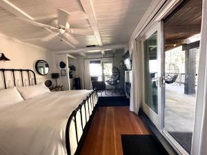 Crestline100 Mile View-Fire Pit, Romantic, Peaceful, Private的一间带大床的卧室和一个阳台
