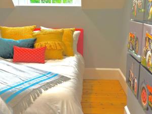 HancockLuxury Farm Stay-Bonds Corner Bungalow-Wolf Pine Hollow的一间卧室配有带色彩缤纷枕头的床。