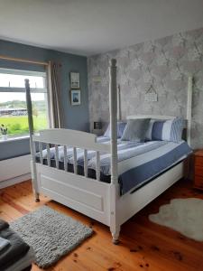 特里姆Butterhouse的卧室配有白色的床和窗户。