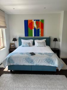 Rhisnes拉诺伊斯莱旅馆的一间卧室配有一张蓝色床头板的床