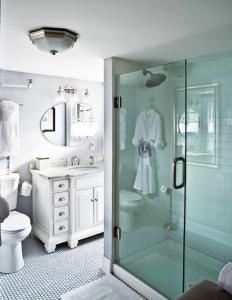 日内瓦湖Maxwell Mansion Hotel的带淋浴、卫生间和盥洗盆的浴室