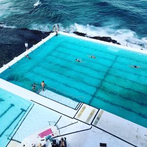 悉尼EIGHT TWO NINE TWO VI: BONDI BEACH的享有游泳池的海景