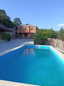 伊杰万Green Garden的一座大蓝色游泳池,位于房子前