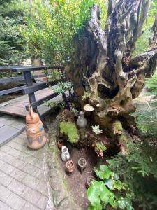 科布列季阿米戈二号酒店的种有树和长凳的花园