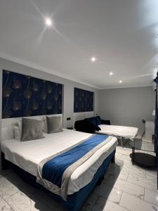 佩皮尼昂B&B HOTEL Perpignan Centre的一间卧室配有一张大床和一张桌子
