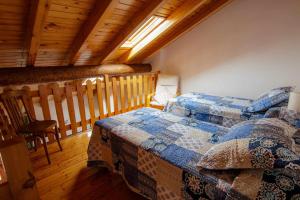 RoníCasa Xaupí 2的一间卧室设有一张床和木制天花板