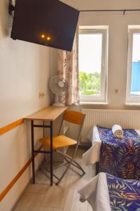 华沙艾库斯旅舍的客房设有书桌、床和窗户。