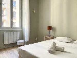 马赛Charmant appartement rénové - Central & Spacieux - Les Frères de la Loc'的一间卧室设有两张床和窗户。