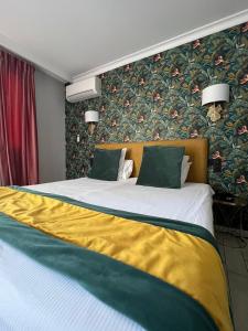佩皮尼昂B&B HOTEL Perpignan Centre的一间卧室配有一张带黄色毯子的大床