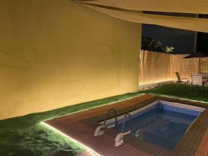 迪拜Dubais Hidden Gem, 3Bedroom Villa Private Pool的一座晚上设有游泳池的房子