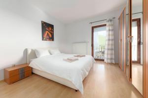 卢布尔雅那Vila ART的白色的卧室设有一张大床和一个窗户