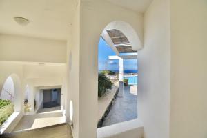 潘泰莱里亚Cossyra Hotel的从房子的走廊上可欣赏到海景
