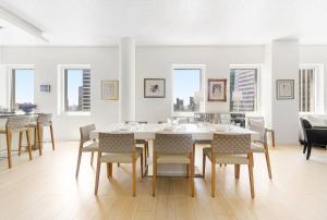 纽约PH 1, Luxury 4 Bedroom Apartment Near Radio City Musical, NYC的白色的用餐室配有桌椅