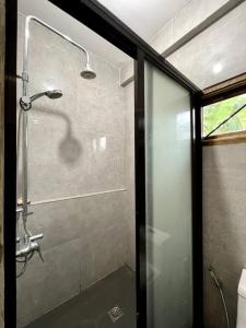 卢纳将军城Marhay Villa Siargao的带淋浴的浴室,带玻璃门
