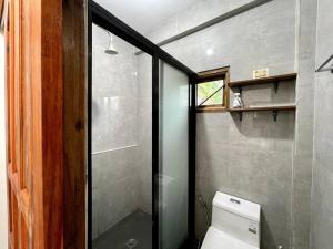 卢纳将军城Marhay Villa Siargao的一间带卫生间和玻璃淋浴间的浴室