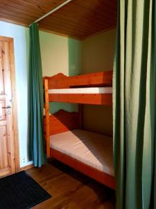 FörslövEkhems Gård的配有两张双层床的绿色窗帘客房