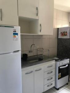 莫索罗Apartamento em Mossoró的厨房配有白色冰箱和水槽