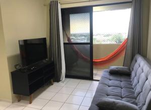 莫索罗Apartamento em Mossoró的带沙发和平面电视的客厅