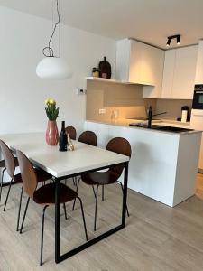 米德尔克尔克Gezinsappartement in Middelkerke - Noort-C的一间厨房,里面配有桌椅