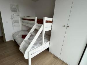 米德尔克尔克Gezinsappartement in Middelkerke - Noort-C的双层床间 - 带两张双层床