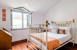 丰沙尔A ver o mar rooms- Funchal city center的一间卧室设有一张床和一个窗口
