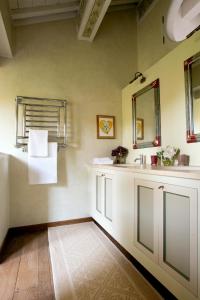拉文纳Au petit jardin的一间带水槽和镜子的浴室