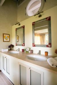 拉文纳Au petit jardin的浴室设有2个水槽和镜子