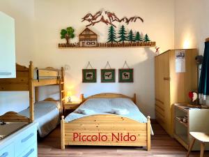 法尔西德Piccolo Nido Falcade的儿童卧室配有木制双层床