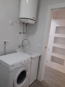 门希瓦尔Puerta de la Bética的白色洗衣房内的洗衣机和烘干机