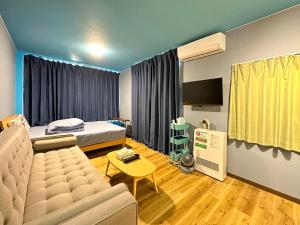 小樽PIER6 Otaru的一间配备有沙发、床和电视的客房