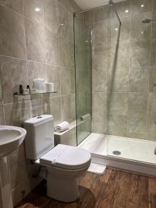 布里奇沃特The Tudor Hotel的带淋浴、卫生间和盥洗盆的浴室