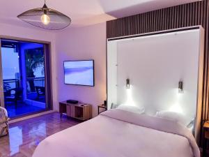 尼斯Promenade-des-anglais-front-sea的卧室设有白色的床和大窗户