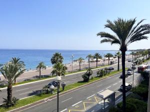 尼斯Promenade-des-anglais-front-sea的享有棕榈树和大海的道路景色