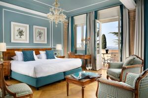 西尔米奥奈柯缇奈别墅皇宫酒店的一间卧室设有一张床和一间客厅。