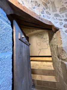 于塞勒Château de la Borde à Ussel的墙上画作的房间的门