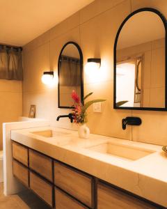 GemastepeMellow Resort的一间带大水槽和镜子的浴室