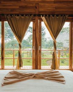 GemastepeMellow Resort的一间卧室设有一张床,享有窗户的景色