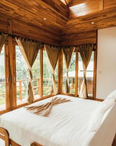 GemastepeMellow Resort的配有木制天花板和窗户的客房内的一张床位