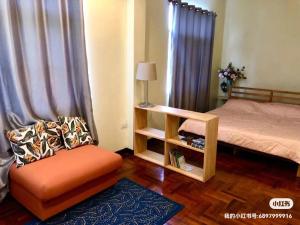 Klong Toi曼谷自由之家的一间小卧室,配有一张床和一把椅子