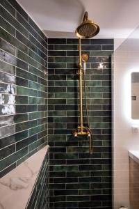 坎佩尔Résidence St Marc - L'Art Déco - Centre ville的浴室设有绿色地铁瓷砖和淋浴