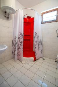 奥赫里德Crystal的浴室设有红色的淋浴间