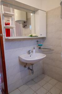 奥赫里德Crystal的浴室设有白色水槽和镜子