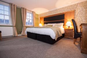 圣安德鲁斯亚格丽34号旅馆的一间卧室设有一张大床和两个窗户。