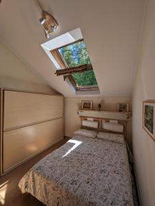 皮拉Apartment in the woods的一间卧室配有一张床和天窗