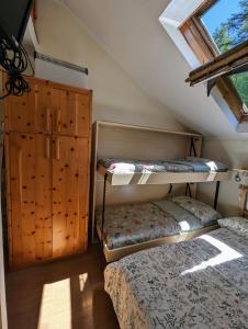 皮拉Apartment in the woods的一间卧室设有两张双层床和一扇窗户。