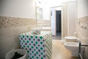 贾迪尼-纳克索斯Happy Home的浴室中央设有波卡圆点桌子。