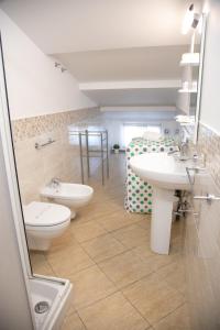 贾迪尼-纳克索斯Happy Home的一间带两个盥洗盆、卫生间和床的浴室