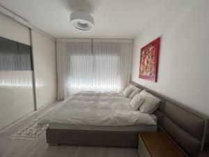 特拉维夫Luxury sea view apartment的一间卧室设有一张床和一个窗口